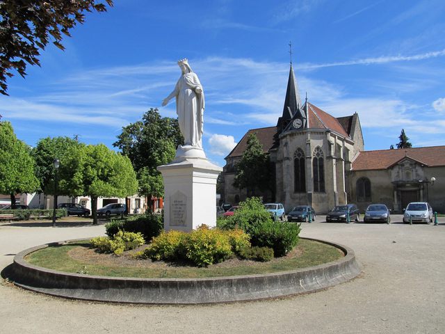 Place de la République et sa statue en fonte